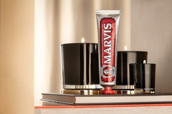 Marvis Dentifrice Menthe-Cannelle, 85ml, Dentifrice aromatisé, Aide à éliminer la plaque dentaire et promouvoir des gencives saines, Fraîcheur durable – Image 4