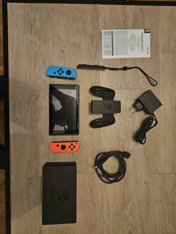 Nintendo Console Switch avec Joy-Con bleu néon et rouge néon – Image 2